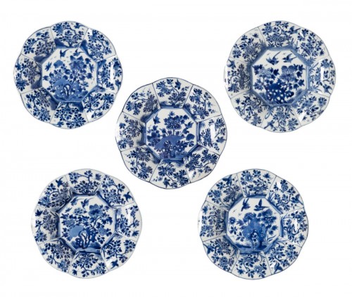 Cinq assiettes polylobées en porcelaine de Chine bleu et blanc, Kangxi