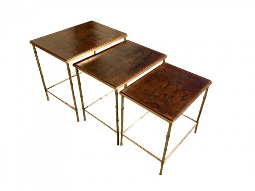 Maison Bagués - Suite de trois tables gigognes en bronze doré et laque marron