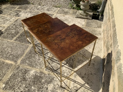 Maison Bagués - Suite de trois tables gigognes en bronze doré et laque marron - Mobilier Style Années 50-60