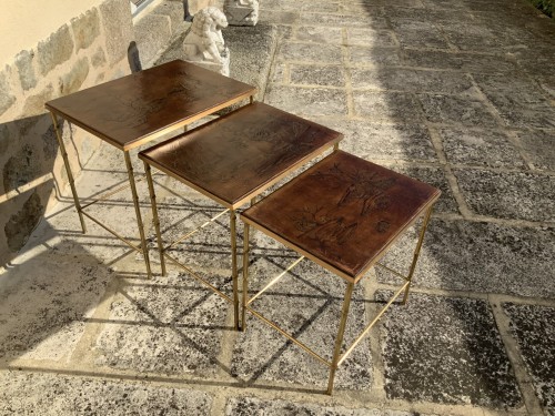 Maison Bagués - Suite de trois tables gigognes en bronze doré et laque marron - Danièle Fontaine Antiquaire