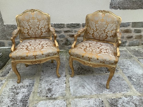 Paire de fauteuils à la reine en bois doré. Époque Louis XV