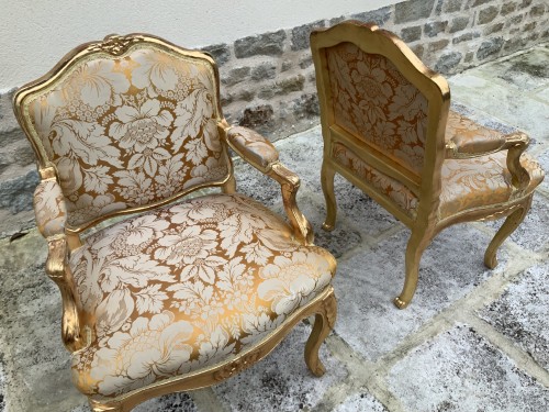 Sièges Fauteuil & Bergère - Paire de fauteuils à la reine en bois doré. Époque Louis XV