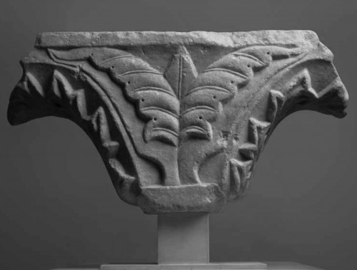 11th to 15th century - Marble capital carved with acanthus leaves - Apulia 13th century