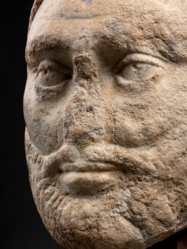 Archéologie  - Tête d'homme en marbre de l'époque romaine antique