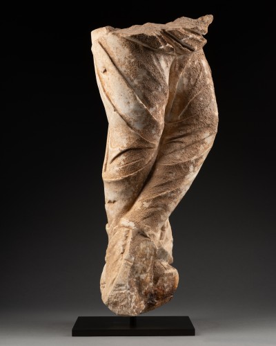 Archéologie  - Fragment d'une statue drapée de femme romaine, probablement la Muse Clio