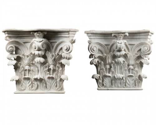 Paire de chapiteaux en relief