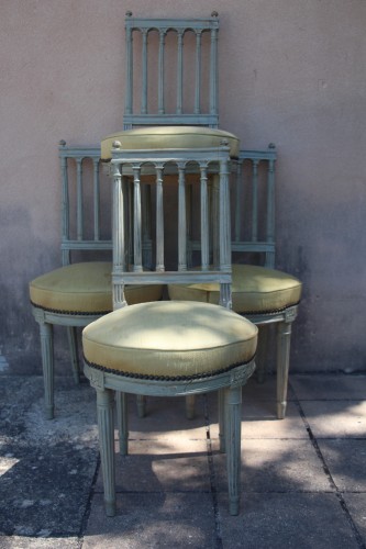 Suite de quatre chaises laquées gris trianon, époque Louis XVI