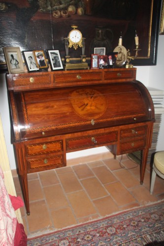 Bureau cylindre en marqueterie aux instruments de musique, époque Louis XVI - Mobilier Style Louis XVI