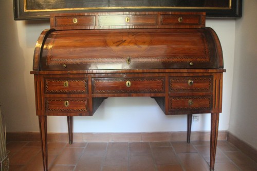 Bureau cylindre en marqueterie aux instruments de musique, époque Louis XVI - Didascalies