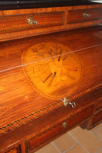 Bureau cylindre en marqueterie aux instruments de musique, époque Louis XVI - Louis XVI