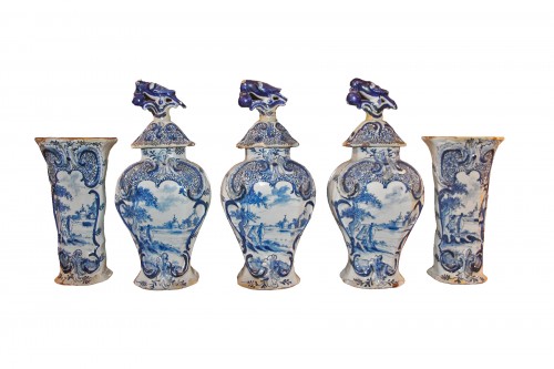 Suite de cinq vases en faïence de Delft du XVIIIe siècle