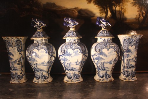 Suite de cinq vases en faïence de Delft du XVIIIe siècle - Céramiques, Porcelaines Style Régence