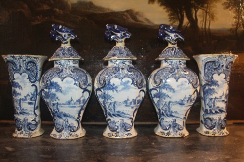 Céramiques, Porcelaines  - Suite de cinq vases en faïence de Delft du XVIIIe siècle