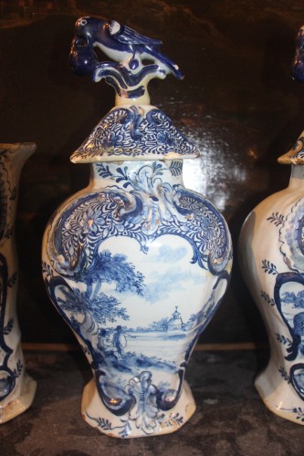 Suite de cinq vases en faïence de Delft du XVIIIe siècle - Didascalies