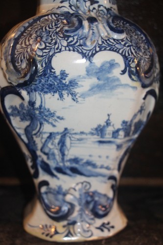 XVIIIe siècle - Suite de cinq vases en faïence de Delft du XVIIIe siècle