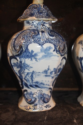 Suite de cinq vases en faïence de Delft du XVIIIe siècle - Régence