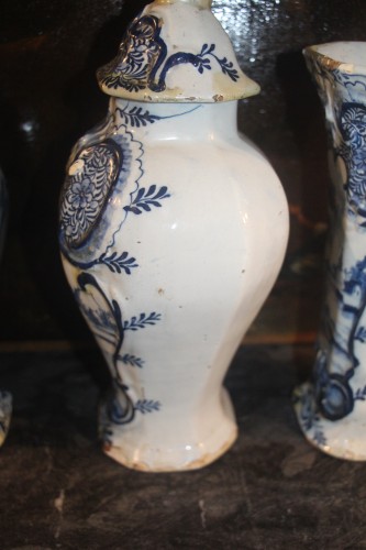 Antiquités - Suite de cinq vases en faïence de Delft du XVIIIe siècle