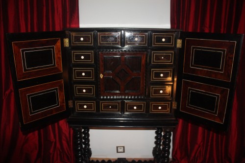 Cabinet et son piétement en marqueterie et ivoire, Hollande XVIIe siècle - Mobilier Style Louis XIII