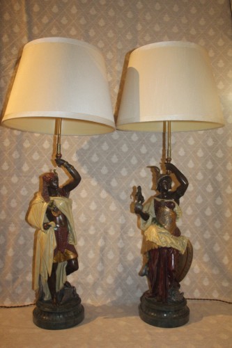 Paire de lampes en bronze et polychrome, signées Carrier-Belleuze XIXe siècle - Didascalies