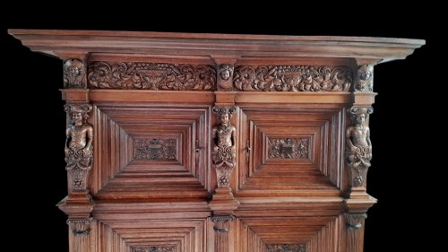 A large oak cupboard from the first half of the 17th century - Furniture Style 