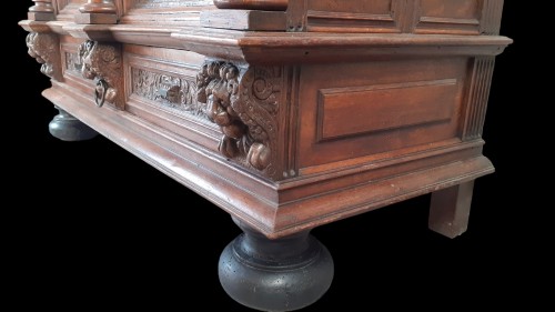 Antiquités - A large oak cupboard from the first half of the 17th century