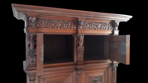 Antiquités - A large oak cupboard from the first half of the 17th century