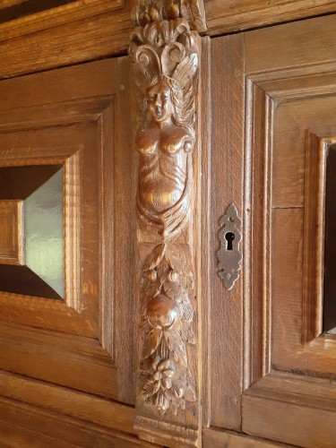 17th century - A large carved oak and black wood veneered ‘Kussenkast’ - 17th Century