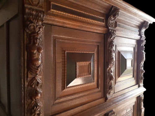 A large carved oak and black wood veneered ‘Kussenkast’ - 17th Century - Middle age