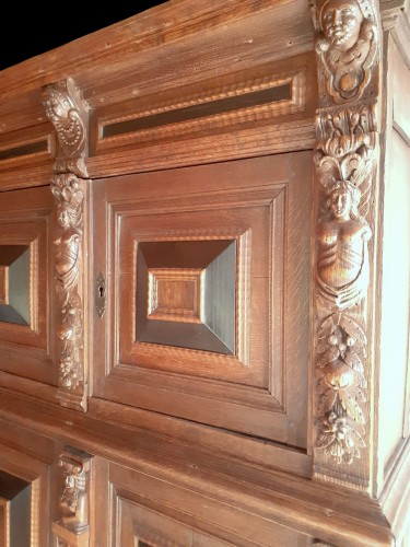 Antiquités - A large carved oak and black wood veneered ‘Kussenkast’ - 17th Century