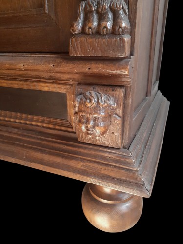 Antiquités - A large carved oak and black wood veneered ‘Kussenkast’ - 17th Century