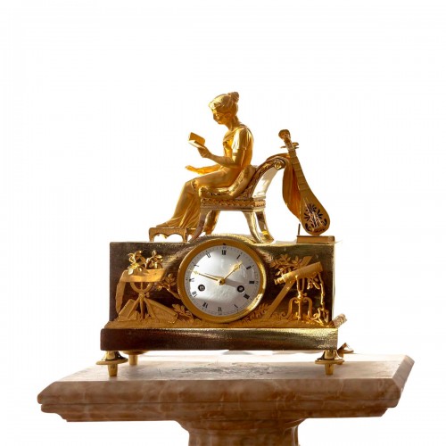 Horloge de cheminée Empire avec jeune femme lisant, début du XIXe siècle