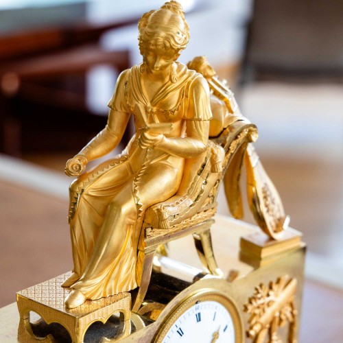 Antiquités - Empire Mantel Clock with reading young lady, early 19th century