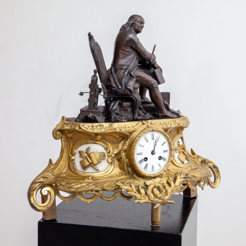 Horloge de cheminée avec Benjamin Franklin assis, France, 20e siècle - Horlogerie Style 