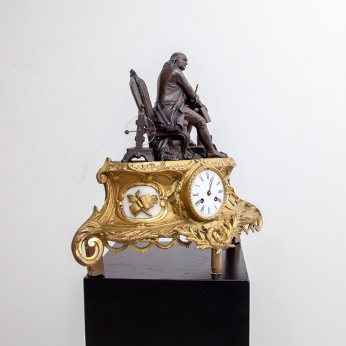 Horloge de cheminée avec Benjamin Franklin assis, France, 20e siècle - EHRL Fine Art & Antique