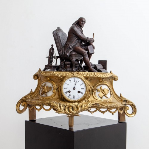  - Horloge de cheminée avec Benjamin Franklin assis, France, 20e siècle