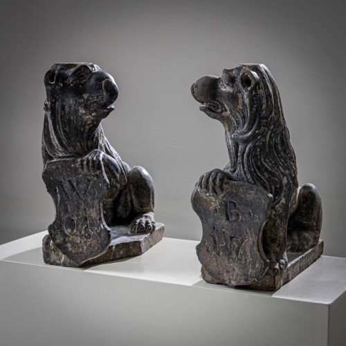 Paire de lions en pierre, datés de 1701 - Sculpture Style 