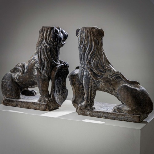 Sculpture  - Pair of Stone Lions, dated 1701