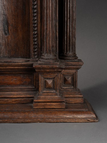  Oak niche topped with a scallop shell, Belgium, early 17th century. - 