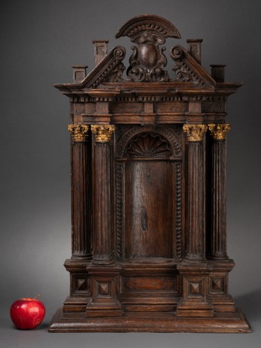  Oak niche topped with a scallop shell, Belgium, early 17th century. - 