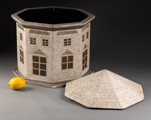 20th century - Pavilion-shaped papier-mâché box, beginning of the 20th century