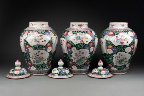 Suite de trois vases porcelaine de Chine XVIIIe siècle - Céramiques, Porcelaines Style Transition