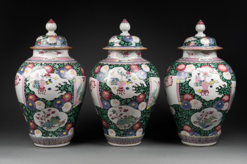 Céramiques, Porcelaines  - Suite de trois vases porcelaine de Chine XVIIIe siècle