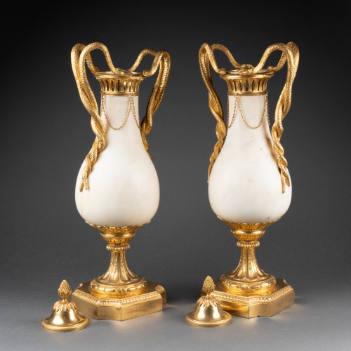 Antiquités - Paire de grands vases balustres aux serpents époque Louis XVI