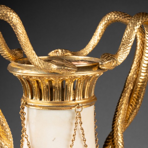 Antiquités - Paire de grands vases balustres aux serpents époque Louis XVI