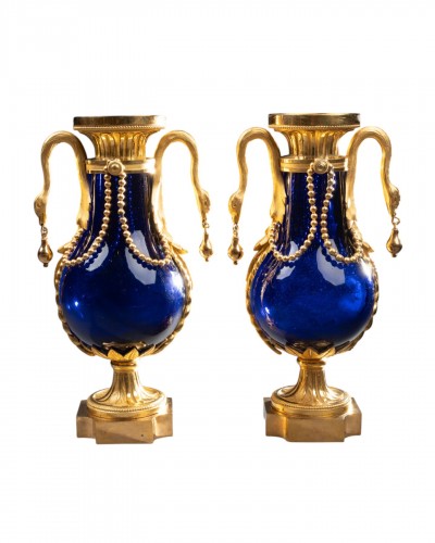 Paire de vases en verre bleu et bronze doré époque Louis XVI