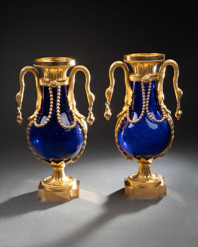 Pair of blue glass vases in gilded bronze Louis XVI period - Decorative Objects Style Louis XVI