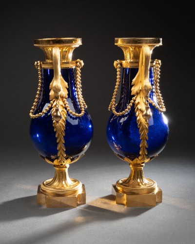 Pair of blue glass vases in gilded bronze Louis XVI period - Louis XVI