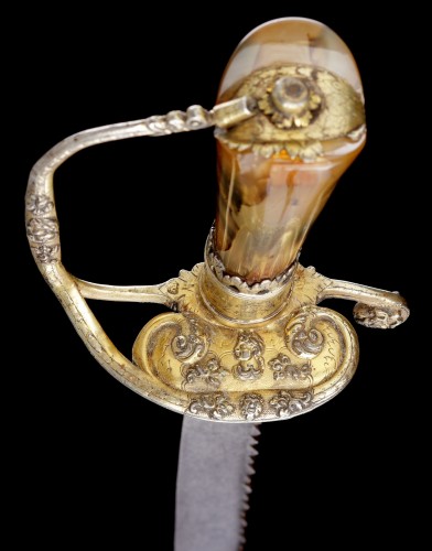 Antiquités - A Fine and Rare English Silver Mounted ‘Hanger’