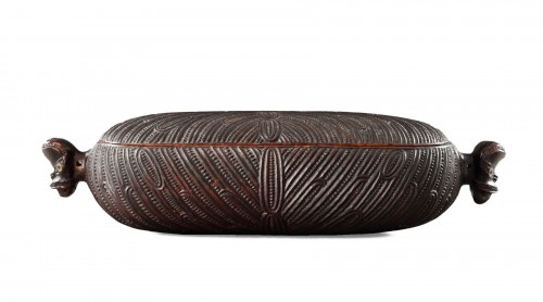 A Finely Carved Polynesian Maori Feather ‘Treasure Box’ and Cover 