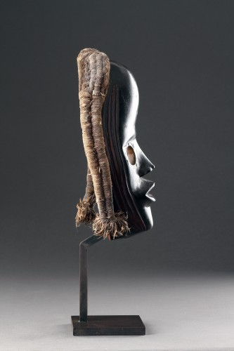 Antiquités - A Finely Carved Dan Mask 